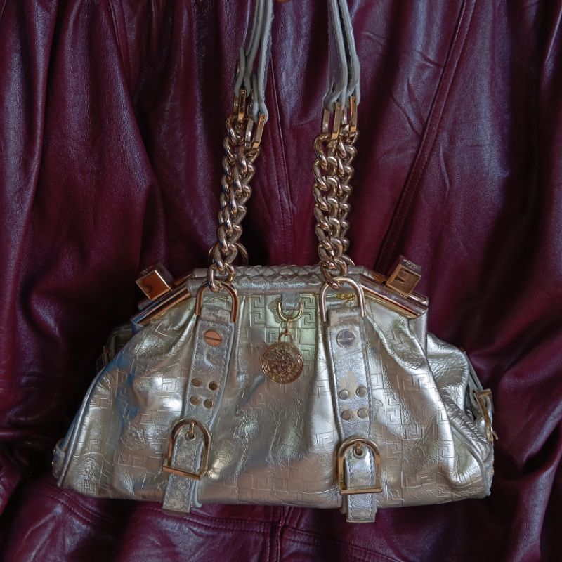 AUTHENTIC VINTAGE 90S VERSACE MEDUSA METTALIC SILVER EMBOSSED LEATHER GOLD CHAIN HAND BAG