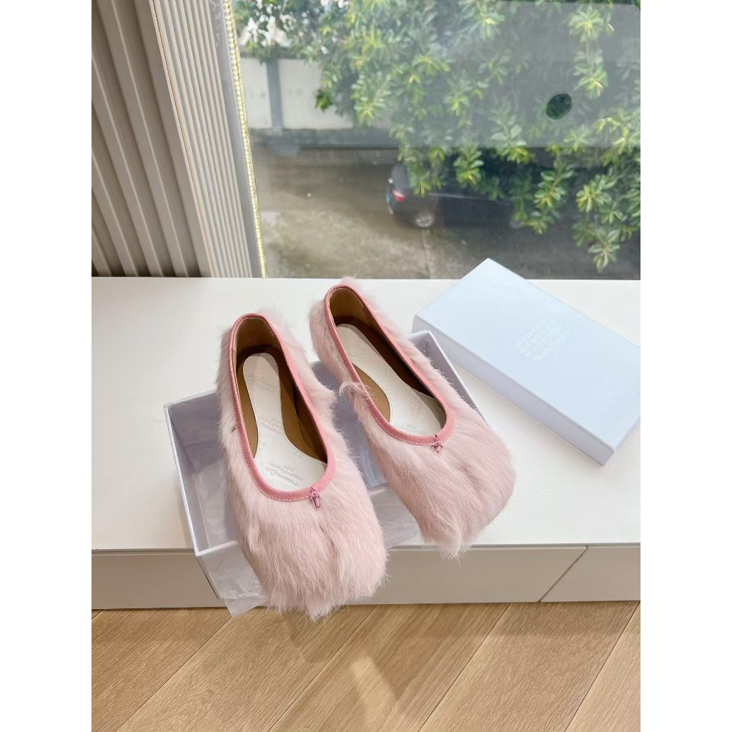 MM6 Maison Margiela tabi split toe shoes hairy shoes flat shoes