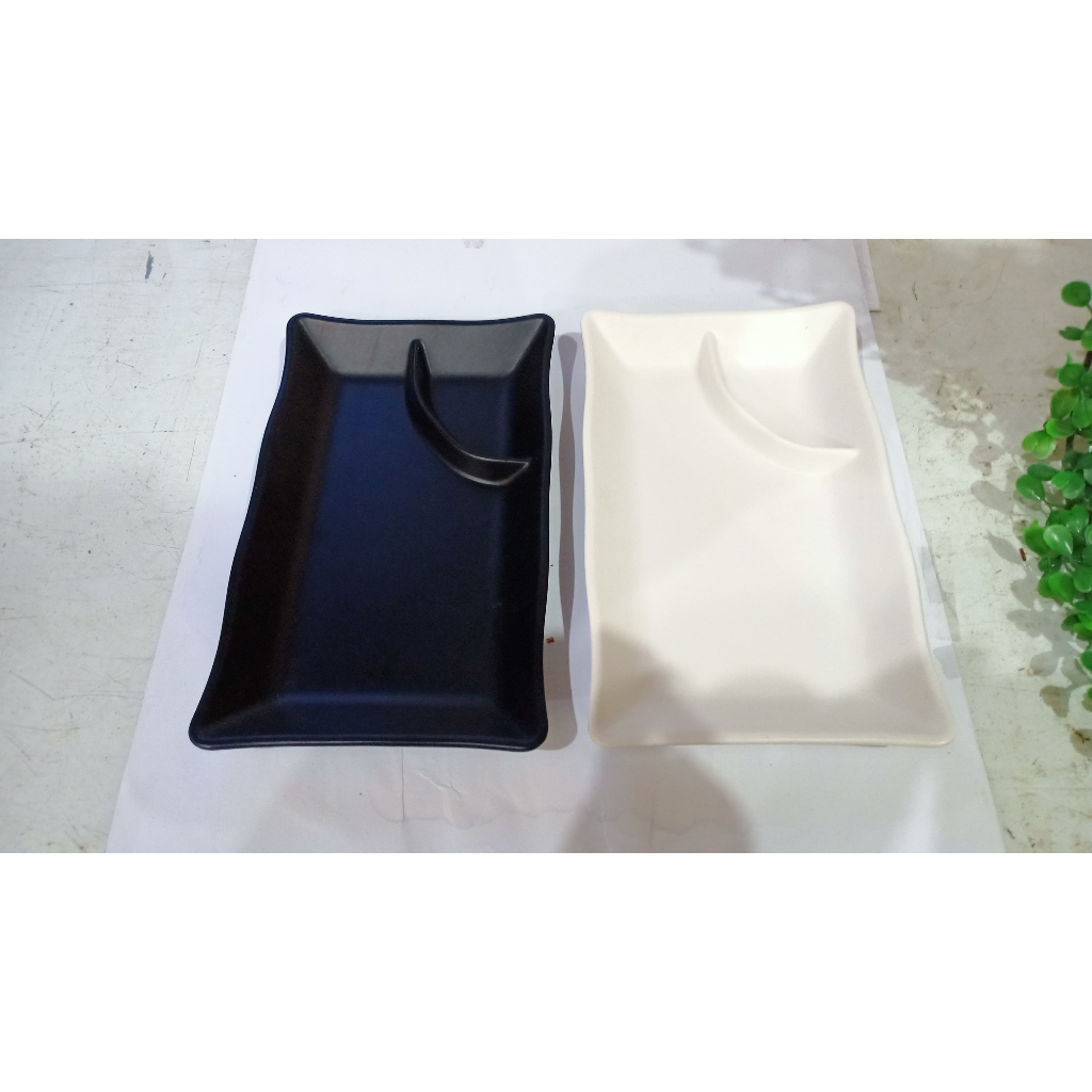 PIRING SUSHI SEKAT MELAMINE HITAM PUTIH BEKAS