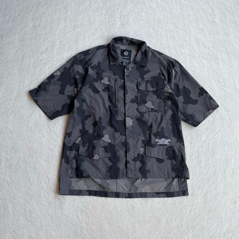 Kemeja GU X Undercover Camo black