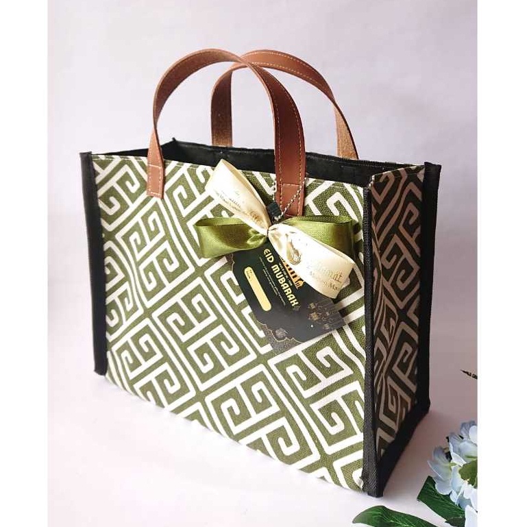 

Limitless Tas Hampers LANY Bahan Kanvas dan Otis Tas Bingkisan Toples Kado Lebaran Idul Fitri Ulang Tahun Handbag Simple Kekinian Tas Mukena