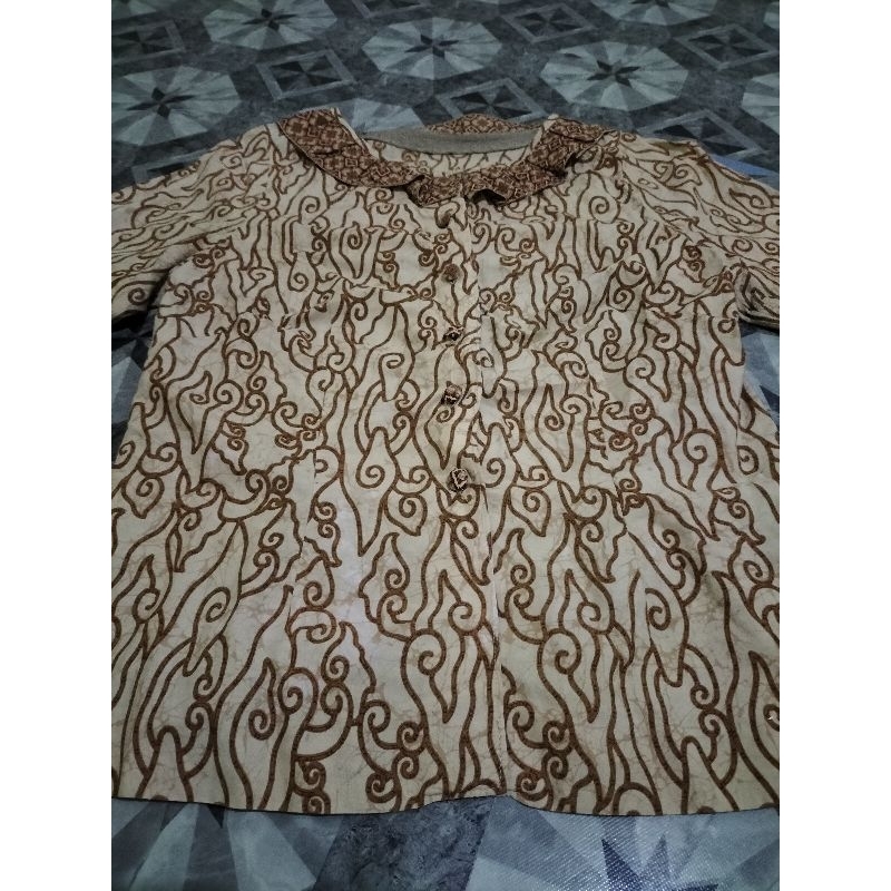 satu set atasan dan rok batik