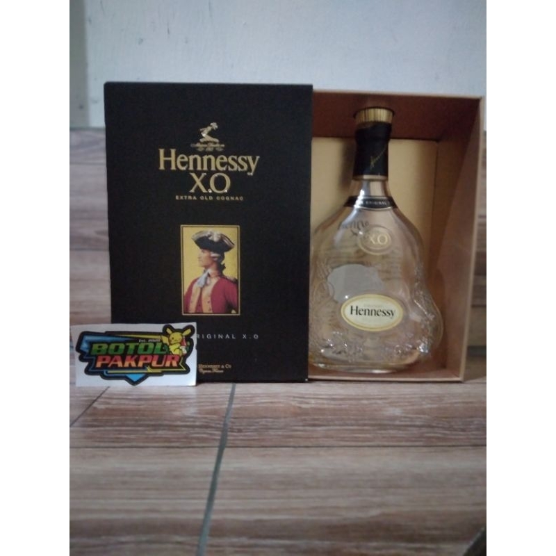 Botol kosong -  bekas henesey xo