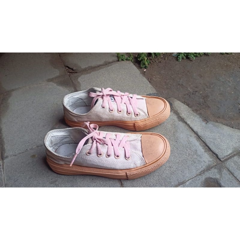 sepatu sneaker cewek Converse 37 second