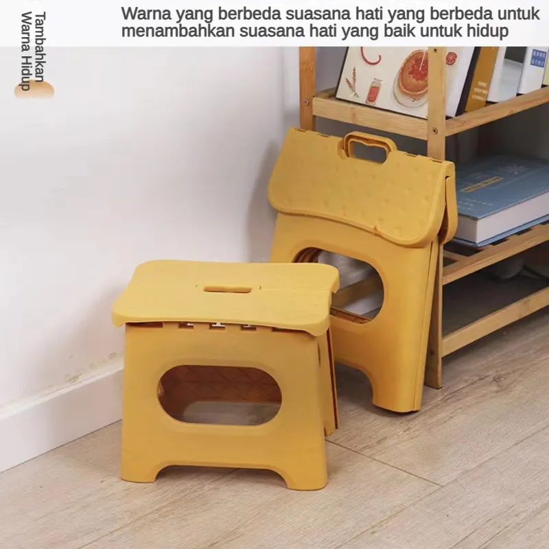 Kursi plastik. Untuk penggunaan di rumah atau di luar ruangan. Bangku lipat populer di internet. Unt