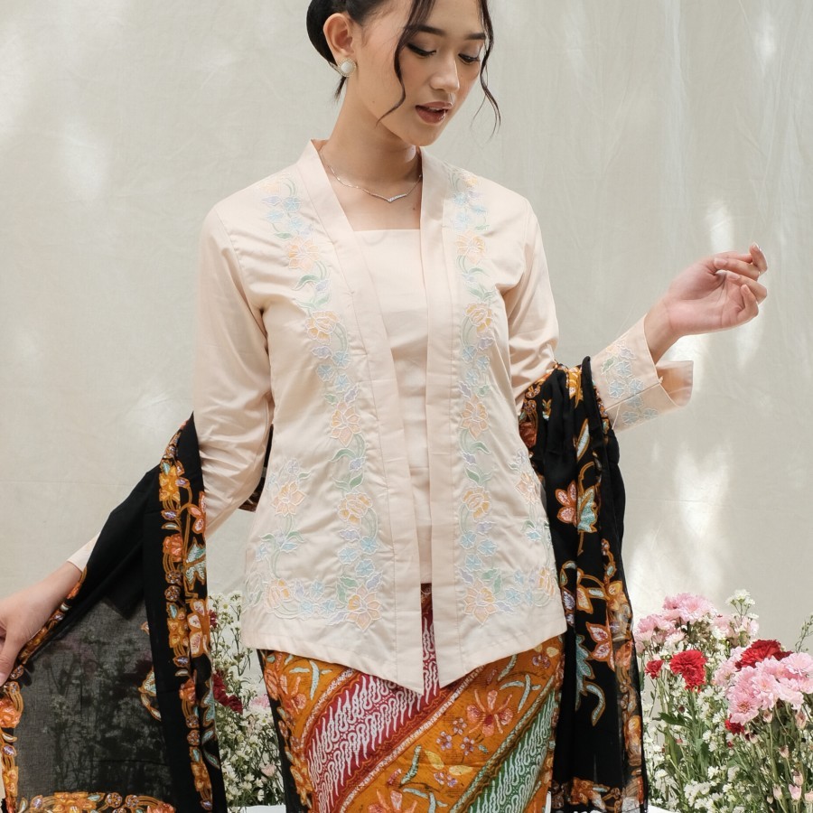 Kebaya Encim Bordir Lengan Panjang Meradelima Katun Jepang Cream