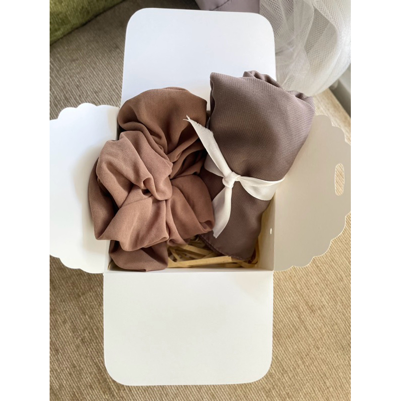 

Paket Hampers Gift Box Kerudung scrunchie Termurah di Shopee di Bogor