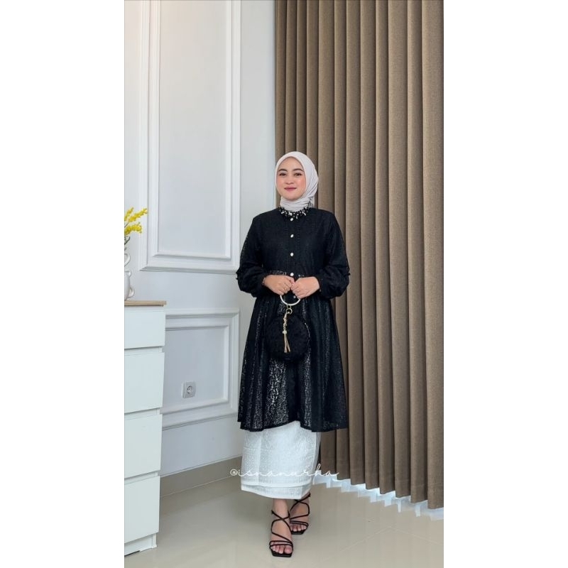Black Outer Isna| Outer lace lembut warna hitam| Tunik tulle dengan kancing mutiara| Outfit kondanga