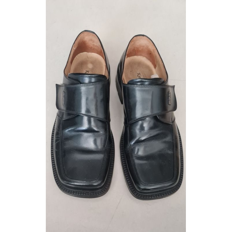Sepatu pria dewasa branded Kickers hitam kulit fantofel
