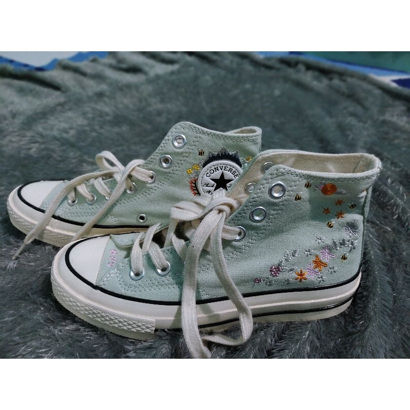 Sepatu Converse motif bunga