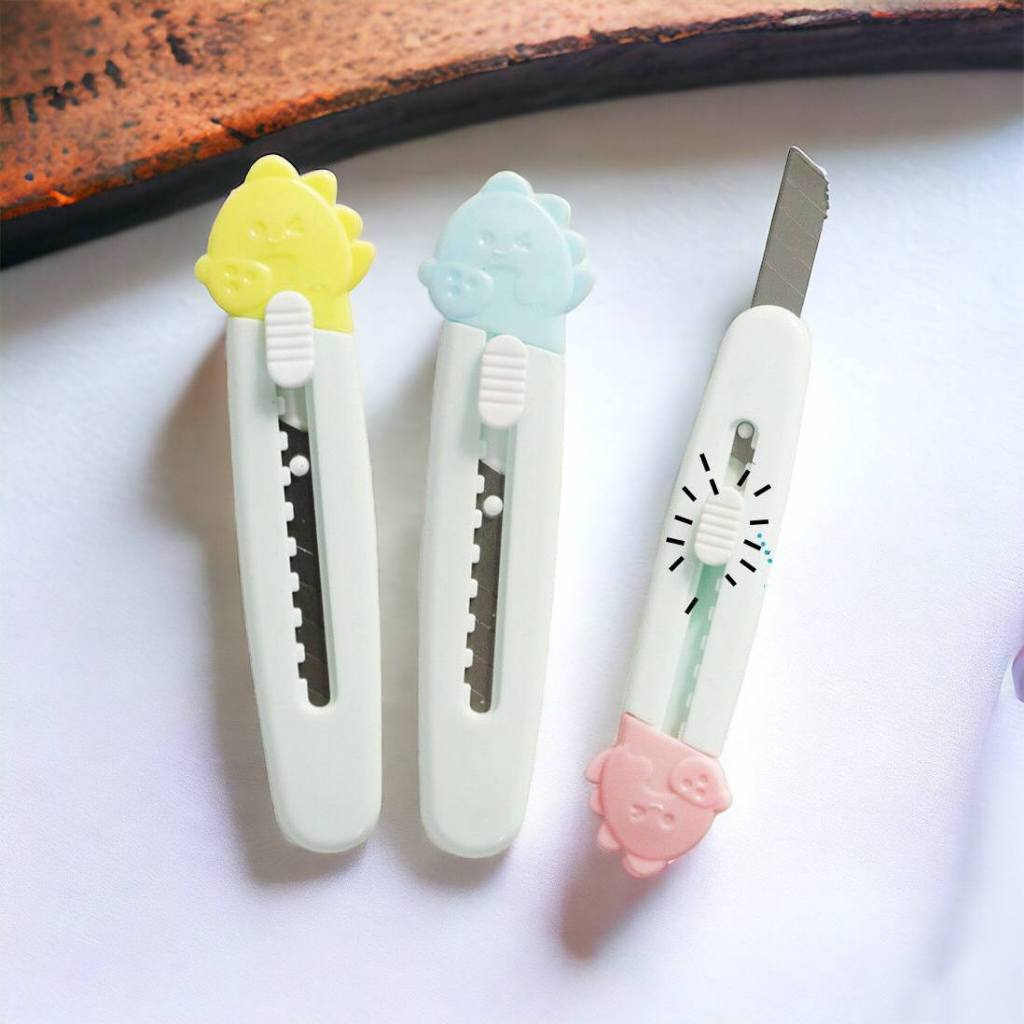 

Amooz Cutter Mini Karakter Cutter Mini Travelling Pisau Silet Lucu PS01