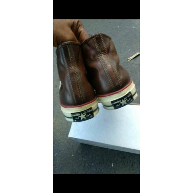 saya menjual sepatu Converse original size 42l