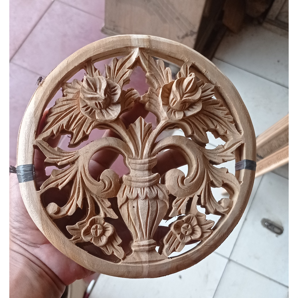 Ornamen Ukir Tempel Bundar Kayu Jati Motif Pot Bunga Diameter 20cm Ukiran Khas Jepara
