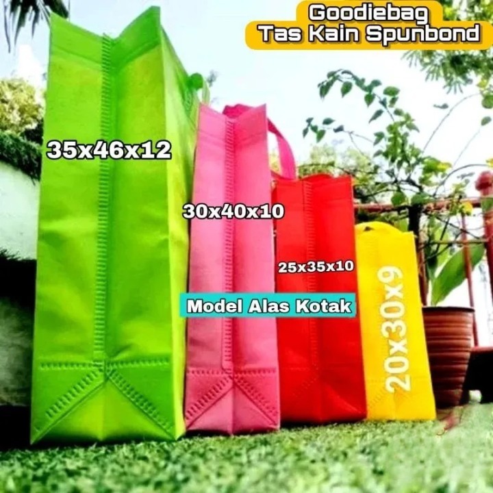 

Model Alas Box Kotak Real Tebal 75 GSM Tas Kain Spunbond Goodie Bag Size S,M,L,XL Totebag Godybag