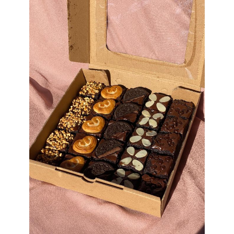 

FUDGY BROWNIES uk 20x20