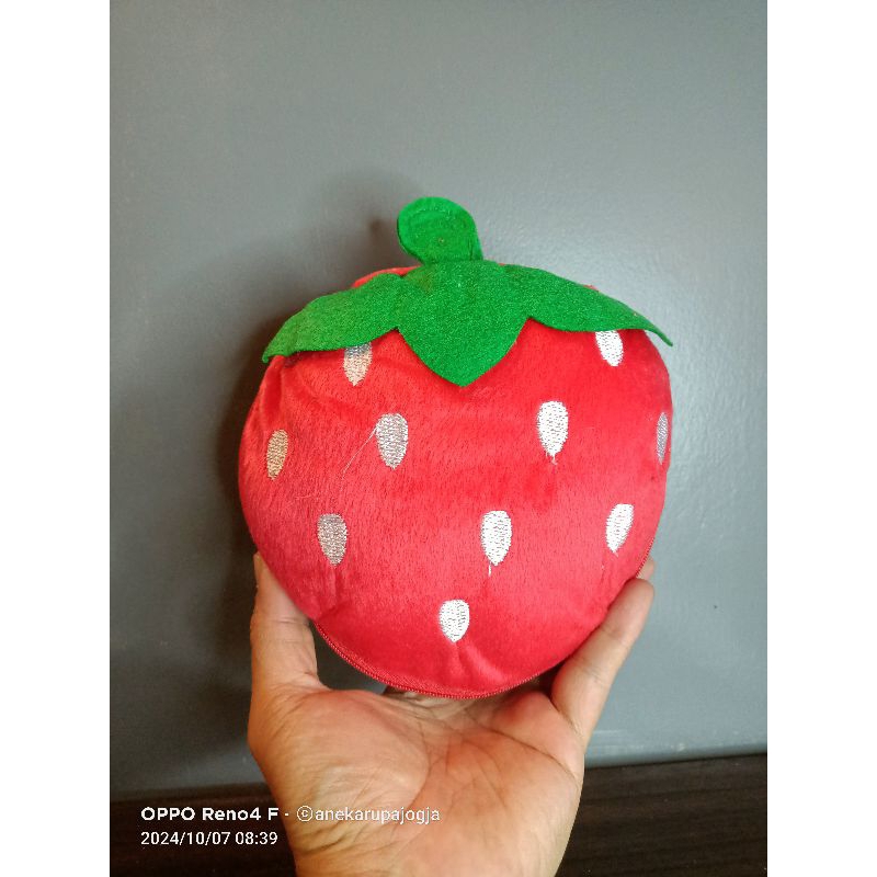 dompet tempat compact disc bentuk strawberry