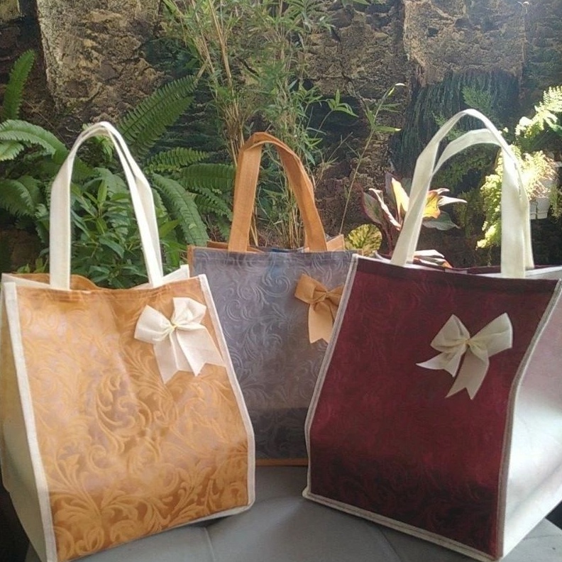 

1 lusin isi 12 pcs Tas hajatan kain EMBOS mewah UK 22x22