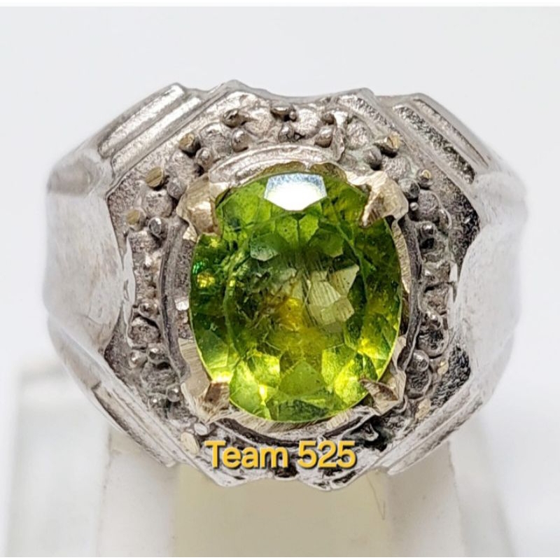 Cincin batu permata peridot
