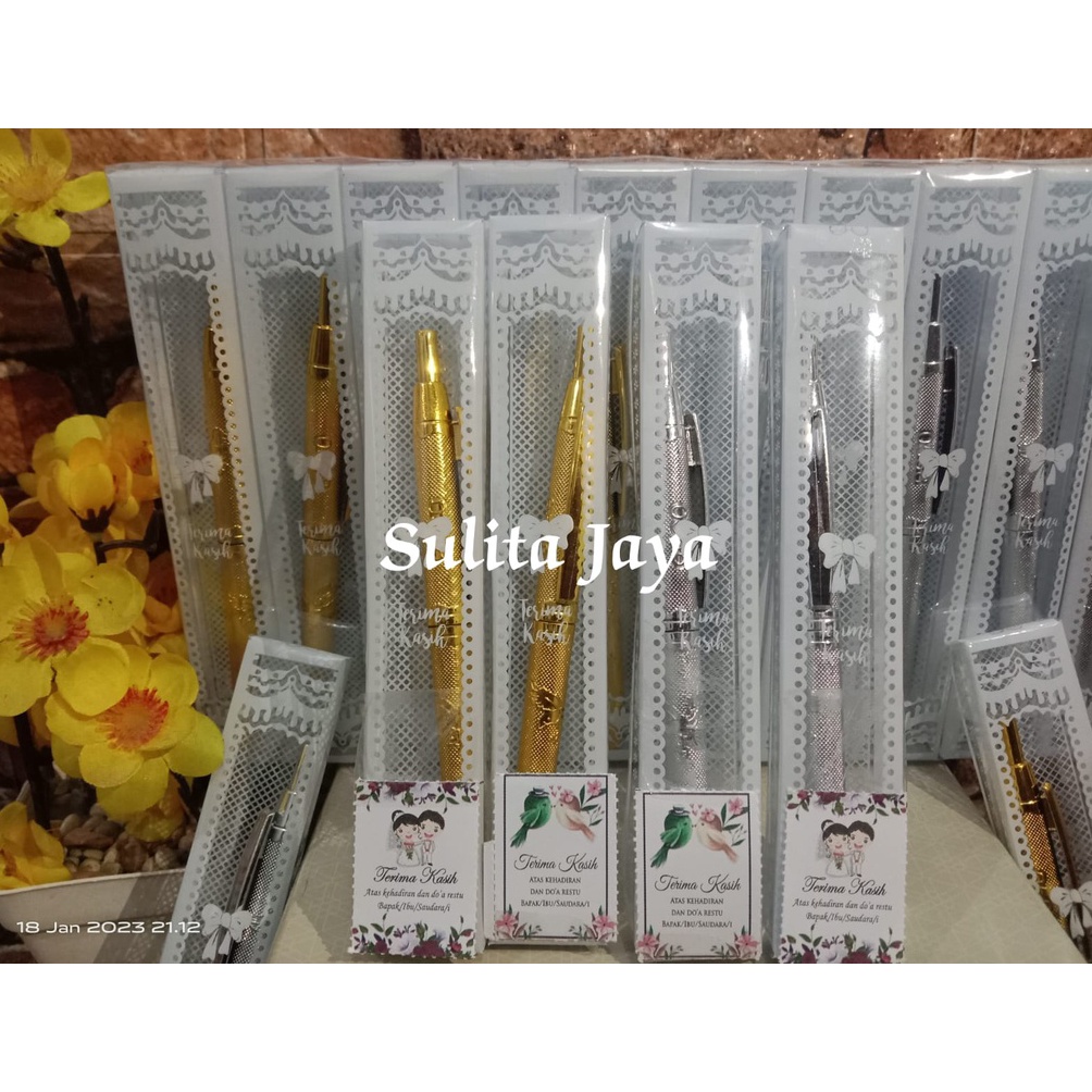 

KODE L68J Souvenir Pernikahan PULPEN LUCU KEMAS MIKA isi 1 PCS murah FREE KARTU UCAPAN 1 LEMBAR PULPEN GOL