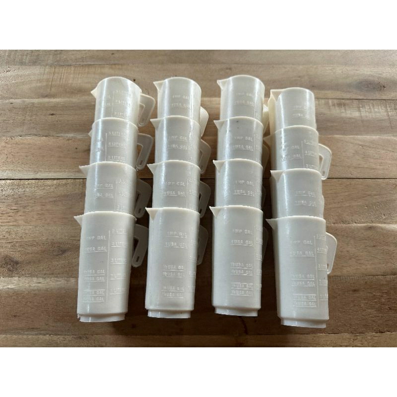 Gelas takar oli samping Vespa