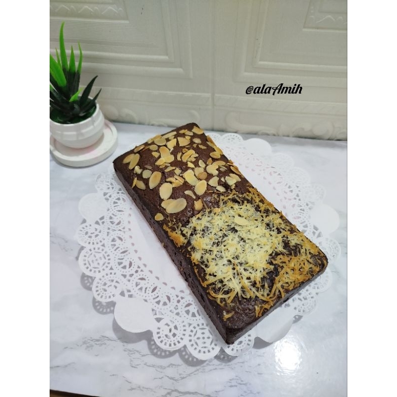 

Fudgy Brownies topping Almond cheese. fudgy brownies premium alaAmih