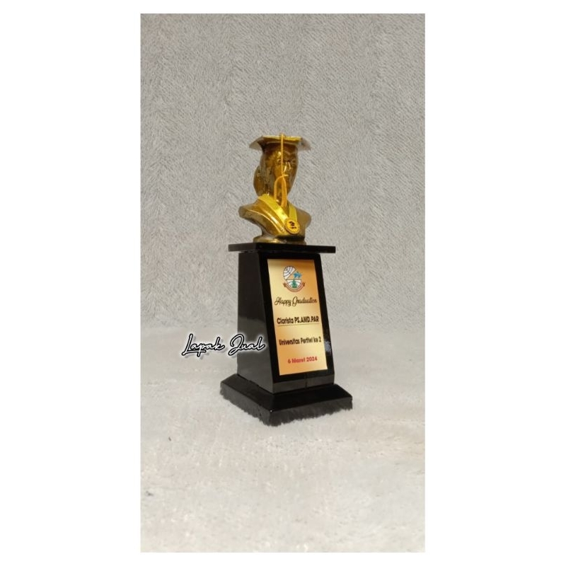 KADO KENANG KENANGAN PATUNG WISUDA RESIN MURAH