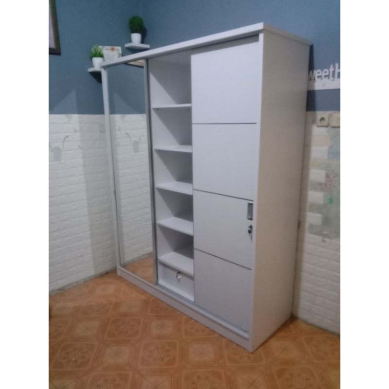 Lemari pakaian 3 pintu geser