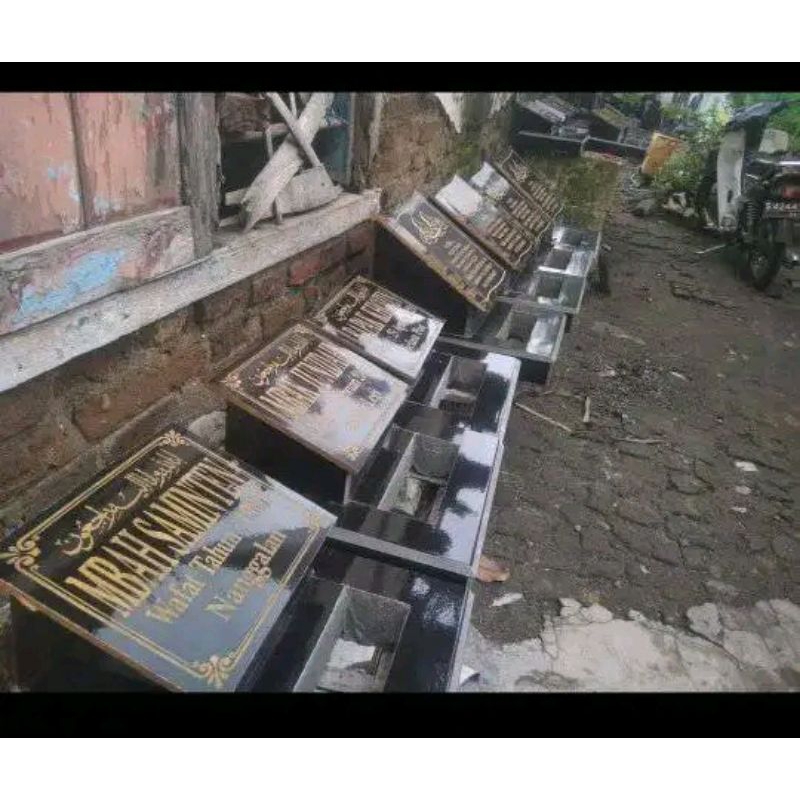 ukiran batu nisan
