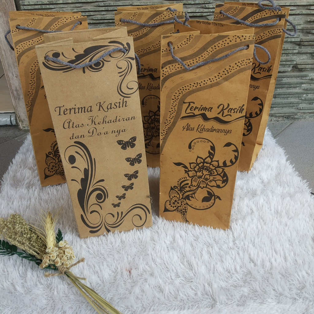 

1 lusin ( isi 12 pcs ) Paper bag 10x10x10 (PxLxT) paperbag BOTOL MINUMAN terima kasih batik