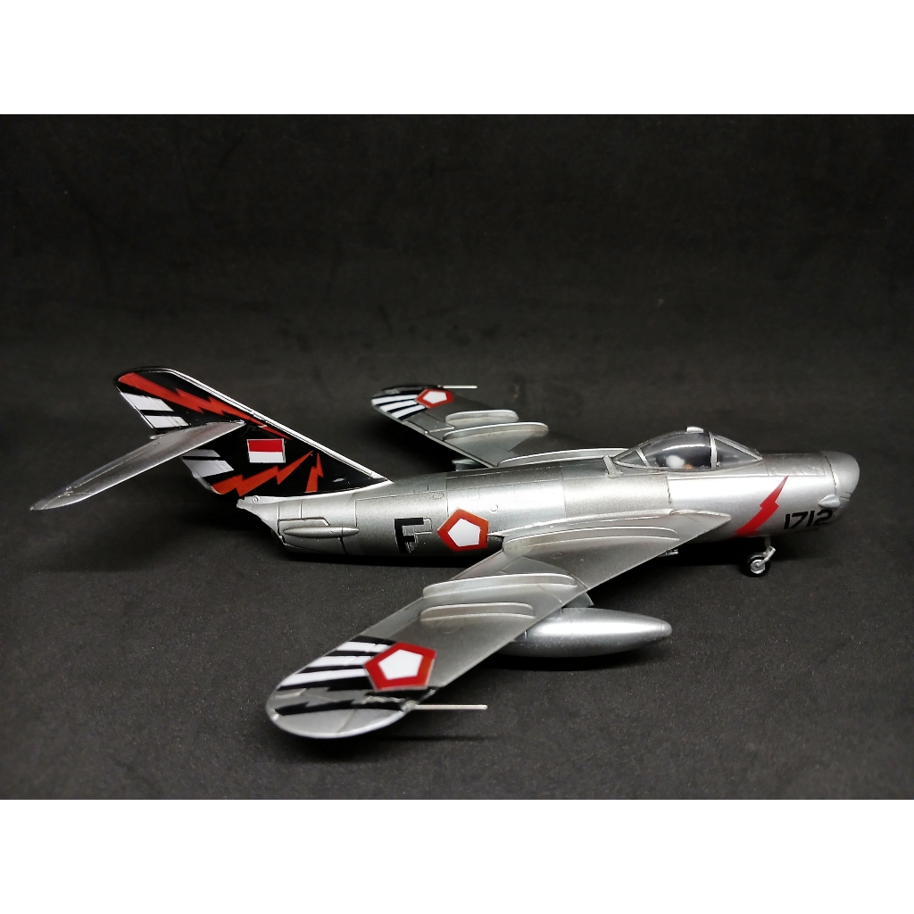 Model Miniatur Pesawat Tempur MiG-17 PF Fresco Petir Merah Hitam TNI AU Skala 72 Indonesia