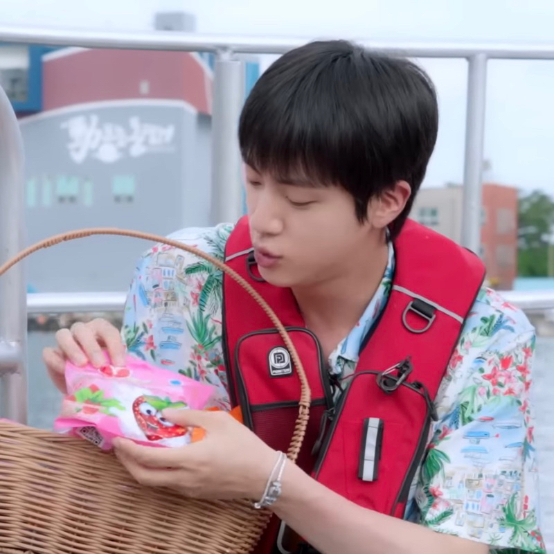 

YUPI GUMMY STRAWBERRY KISS SEOKJIN BTS — PERMEN JELLY GUMMY YUPI JIN BTS