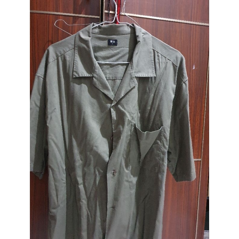 Kemeja Katun Modal Kerah Terbuka Uniqlo