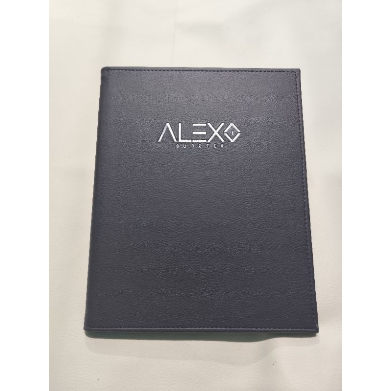 

Buku Menu Cover Buku Menu Cafe A4 Logo Embos Model Jepit Baut