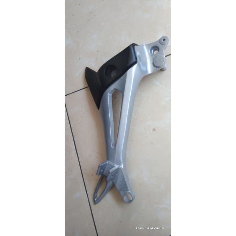 FOOTSTEP FUSTEP POSTEP BOSTEP PINJAKAN KAKI BELAKANG MOTOR SUPRA X 125 NEW DOUBLE DISK CAKRAM KANAN 