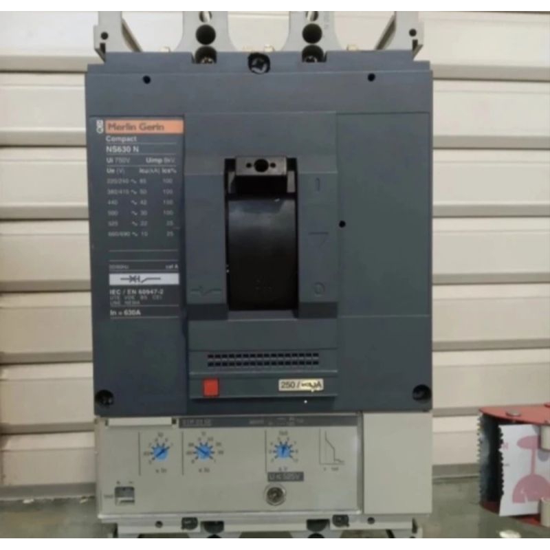 MCCB MERLIN GERIN/SCHENEIDER NS630N 630A 3P