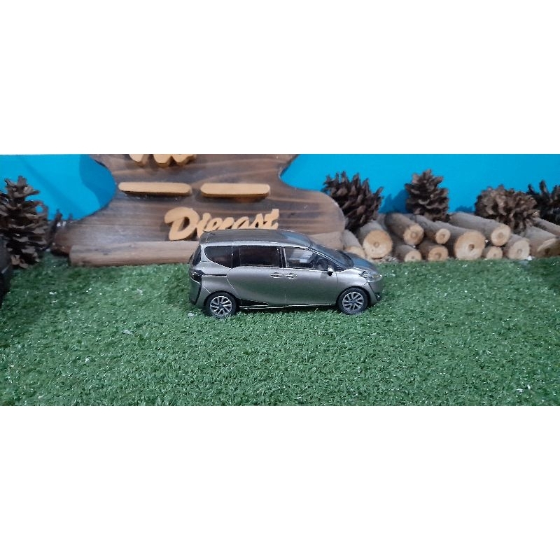 Diecast Miniatur Toyota Sienta grey skala 1:30