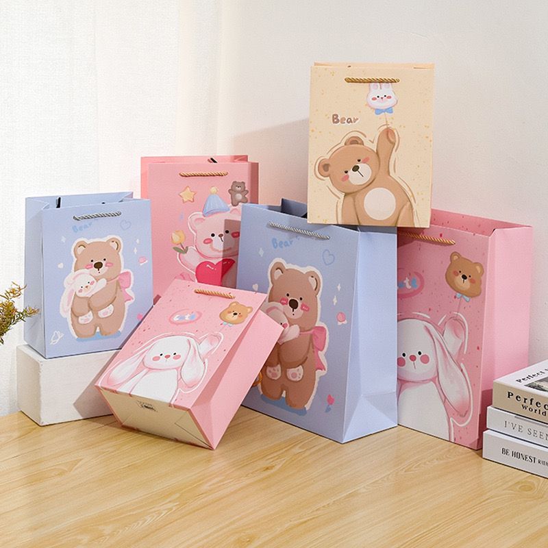 

[randomstuff] Paper Bag Motif Teddy Bear Tas Kado Aesthetic Tali Atas Souvenir Box Hampers Printing Bahan Tebal Beruang Goodie Bag