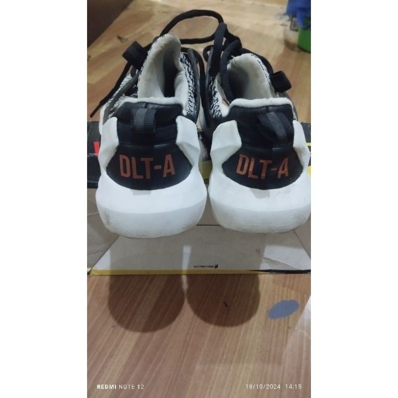 Sepatu Sneakers SKECHERS DLT-A preloved