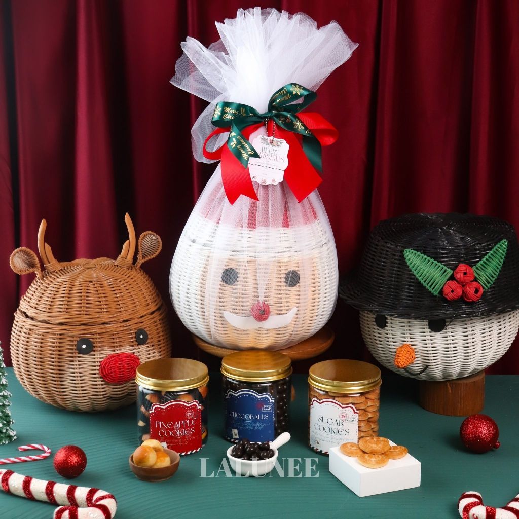 

Hampers Keranjang Karakter Natal Unik - Bingkisan Natal isi Cookies Coklat - Parsel Keranjang Rotan