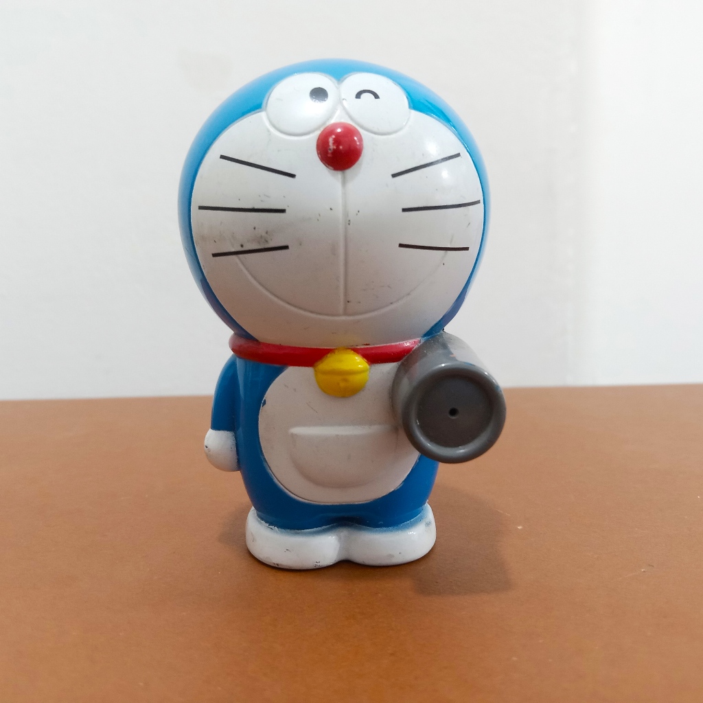 Mainan Figure Doraemon 2013 McDonald's Memegang Pistol Angin Koleksi Eksklusif