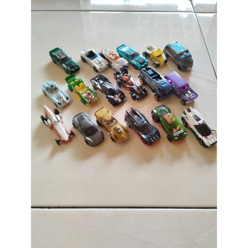 Hot wheels bekas kondisi bagus