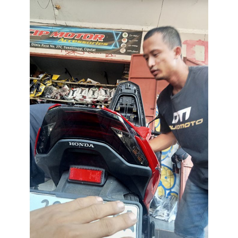 MIKA STOPLAM LAMPU BELAKANG WARNA SMOKE RAYBEN HONDA PCX 150 new 2018 dan PCX 160 merk NEMO kualitas