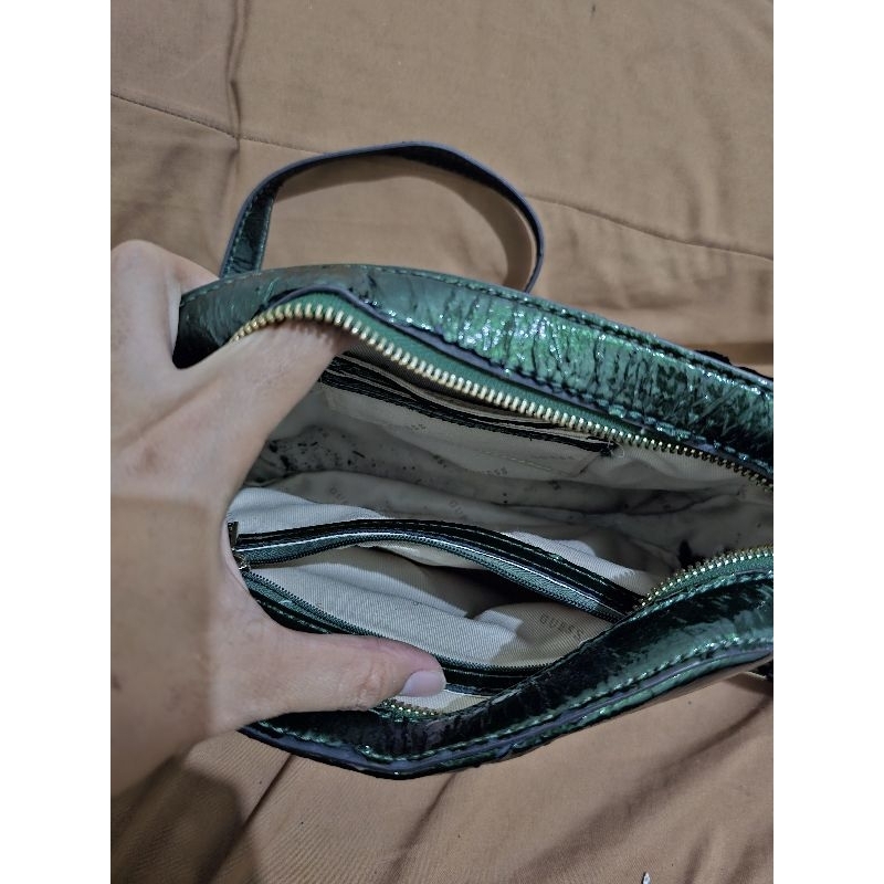 Preloved GUESS SLING BAG