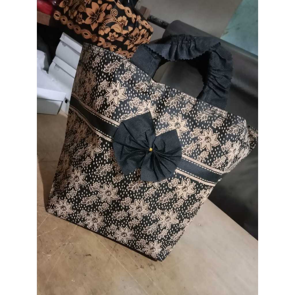 

Tas Hajatan Sahrini Tas Goodiebag Ukuran 22,20,18