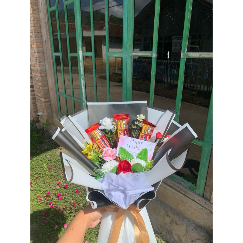 Bucket snacks + bunga , bisa riquest untuk snacks