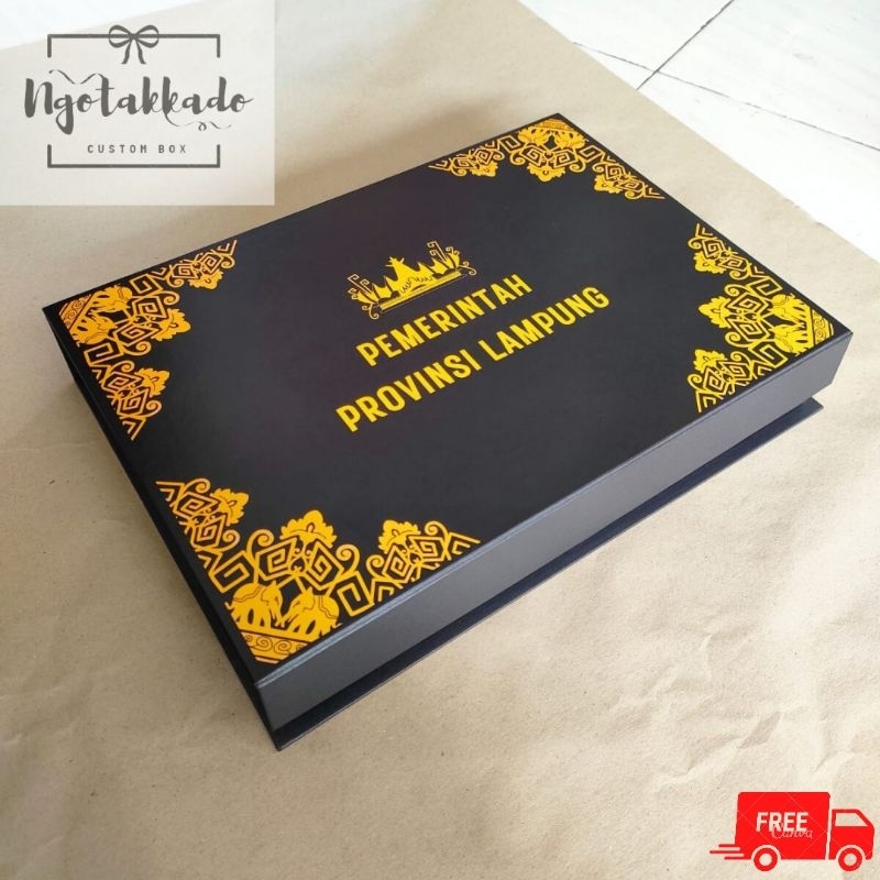 

Link Custom Logo/ Tulisan Kotak Kado Premium Model Magnet