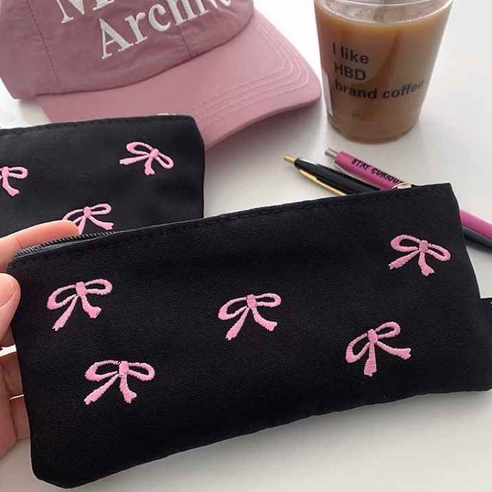 

RIBBON PENCIL CASE / TEMPAT PENSIL COQUETTE / TEMPAT PENSIL MOTIF PITA / KOTAK PENSIL SIMPLE POLOS HITAM PITA PINK / LEVINA PENCIL CASE / POUCH MAKEUP KOREA STYLE / TAS MAKEUP TRAVEL / POUCH ORGANIZER