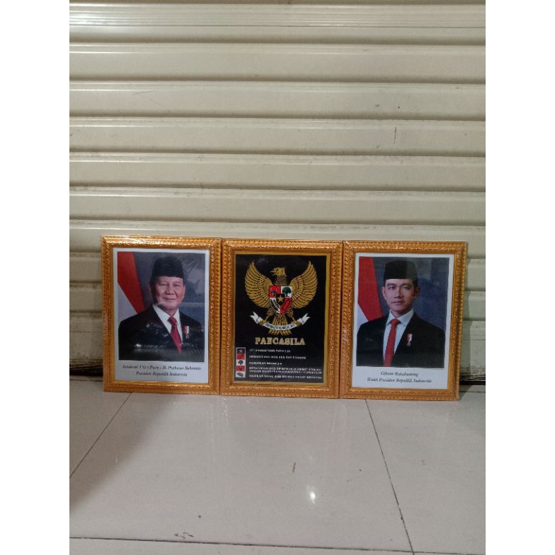 

bingkai foto priseden dan wakil dan gambar Garuda+ tulisan Pancasila ukuran30x40cm