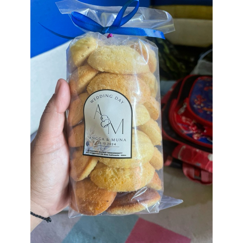 

bolu kering untuk asul asul souvenir isi 20 dan 24 keping ( minimal 50 pcs )