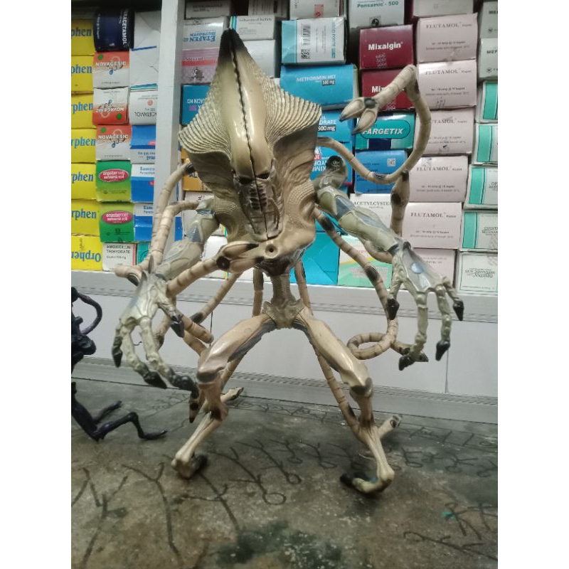 INDEPENDEN DAY ALIEN JUMBO 34 CM / ALIEN KONDISI SUPREME COMMANDER TRENDMASTER  / ACTION FIGUR / PRE